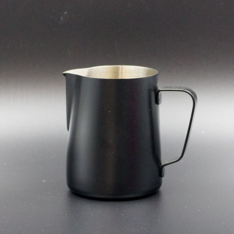 https://www.coffeeloverswarehouse.com/cdn/shop/files/RhinoProfessionalClassicFrothingSteamMilkPitcher15ozBlackCoffeeLoversWarehouse6_1445x.jpg?v=1690483494